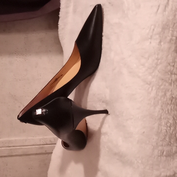 Black  Ivanka Trump Heels ,size 8 & 1/2 - Picture 4 of 5